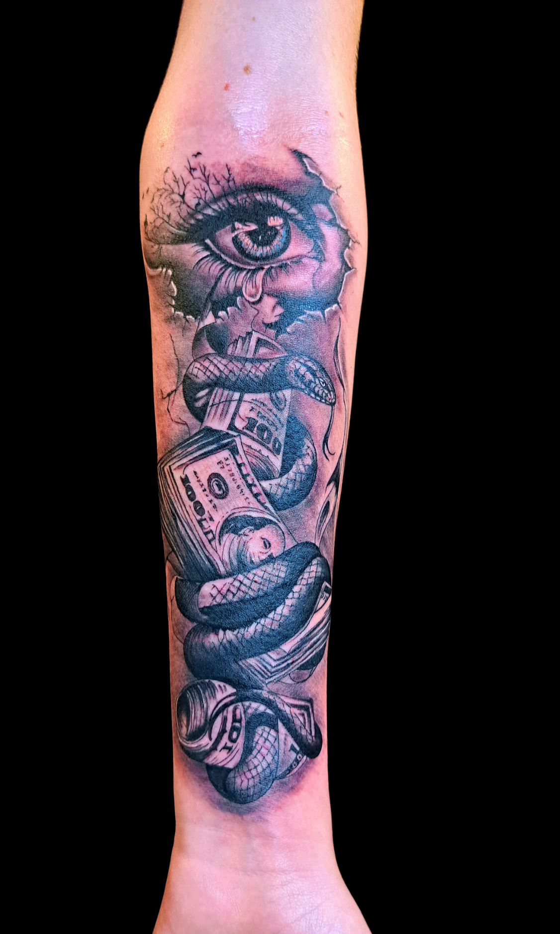 Tatuaje de letras en el antebrazo